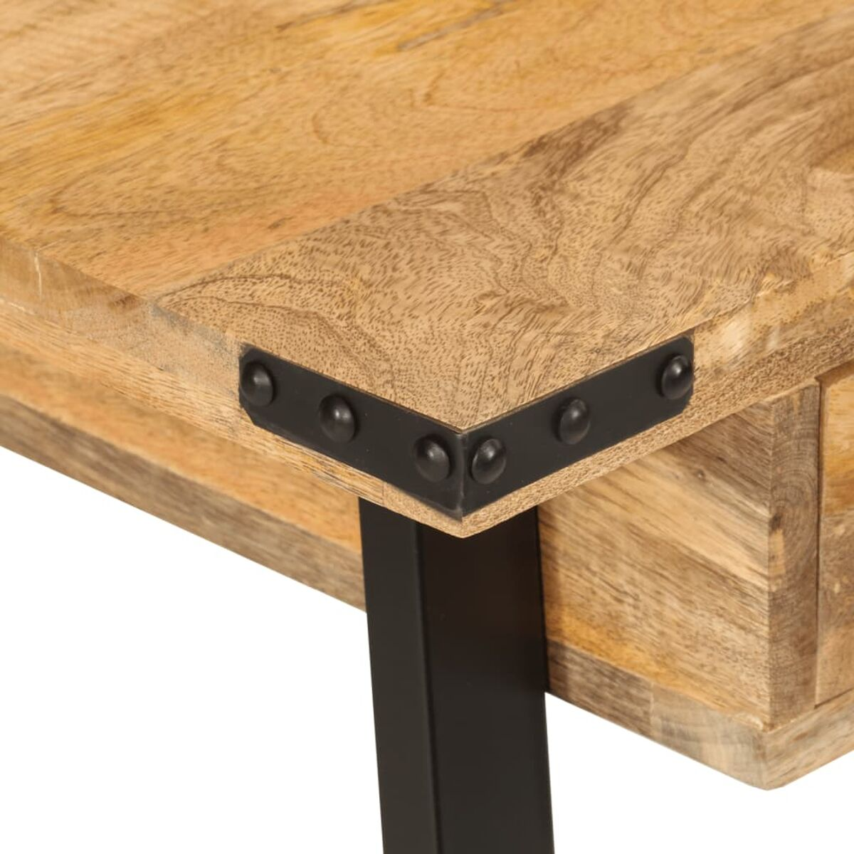 Nahaufnahme einer Holztischecke. Sie hat eine Metallverstrebung, eine natürliche Holzmaserung und ein dunkles Metallbein.