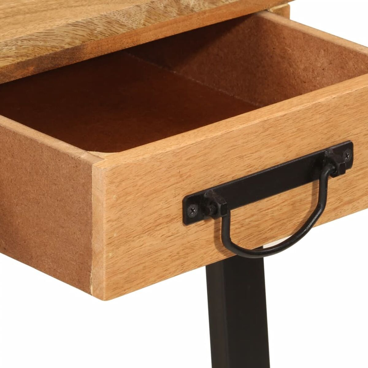 Nahaufnahme einer Holzschublade mit schwarzem Griff. Die Schublade ist geöffnet.