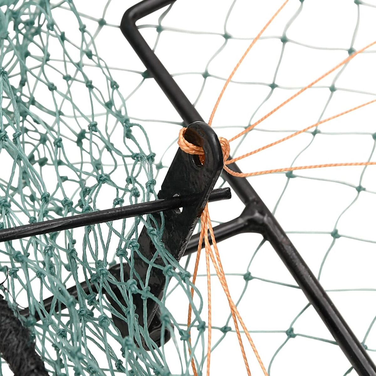 Nahaufnahme eines Fischernetzes. Grünes Netz wird mit schwarzen Stäben und orangefarbenem Faden zusammengehalten.