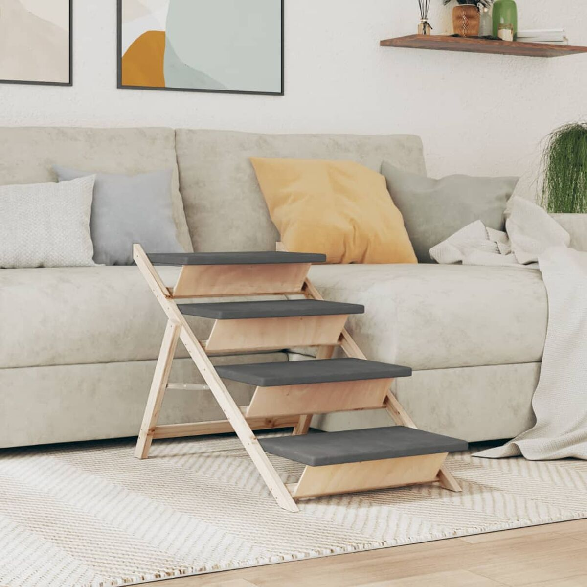 Eine Holz-Haustiertreppe mit grauen Stufen, vor einem Sofa mit Kissen und einem Teppich.