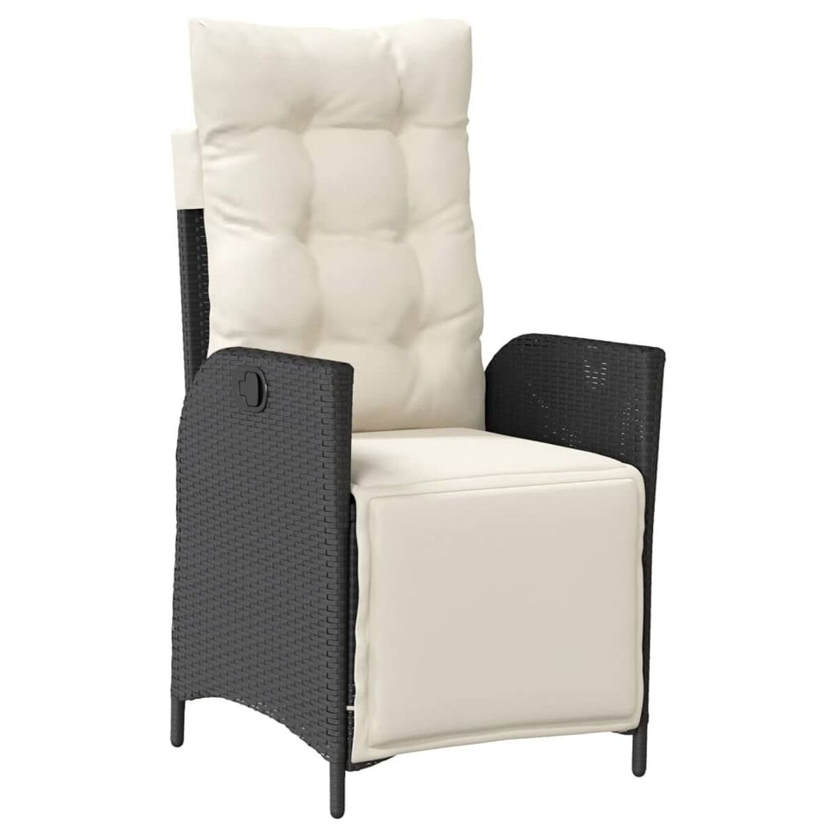 Sedia in rattan nero e grigio scuro con cuscino color crema. Su sfondo bianco.