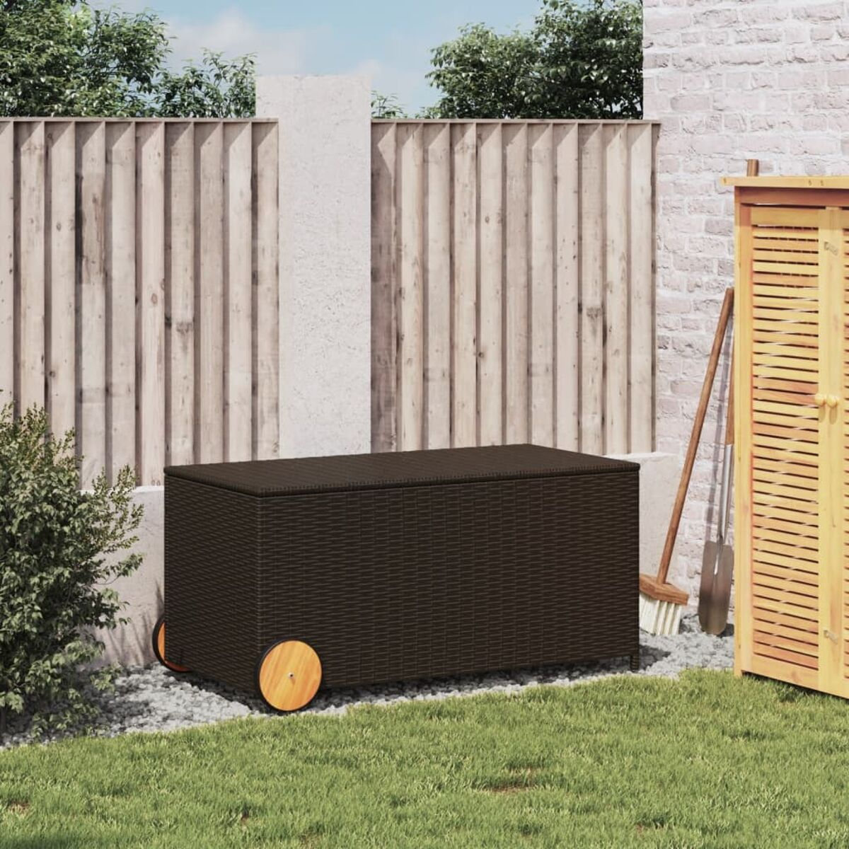 Braune Aufbewahrungsbox aus Korbgeflecht mit Rädern. Holzräder.