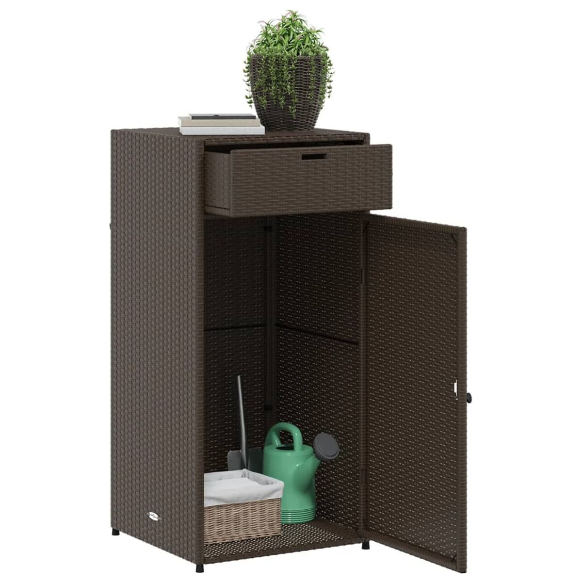 Ein dunkelbrauner Korbschrank mit Schublade, offener Tür und Pflanze obenauf. Er enthält Gartengeräte.