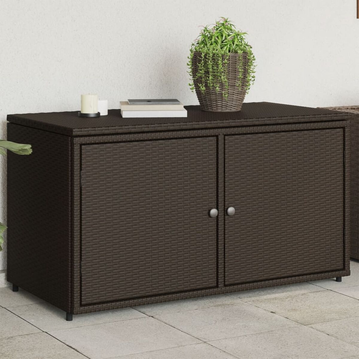 Dunkelbrauner Outdoor-Stauschrank aus Korbgeflecht mit zwei Türen, weißer Hintergrund.