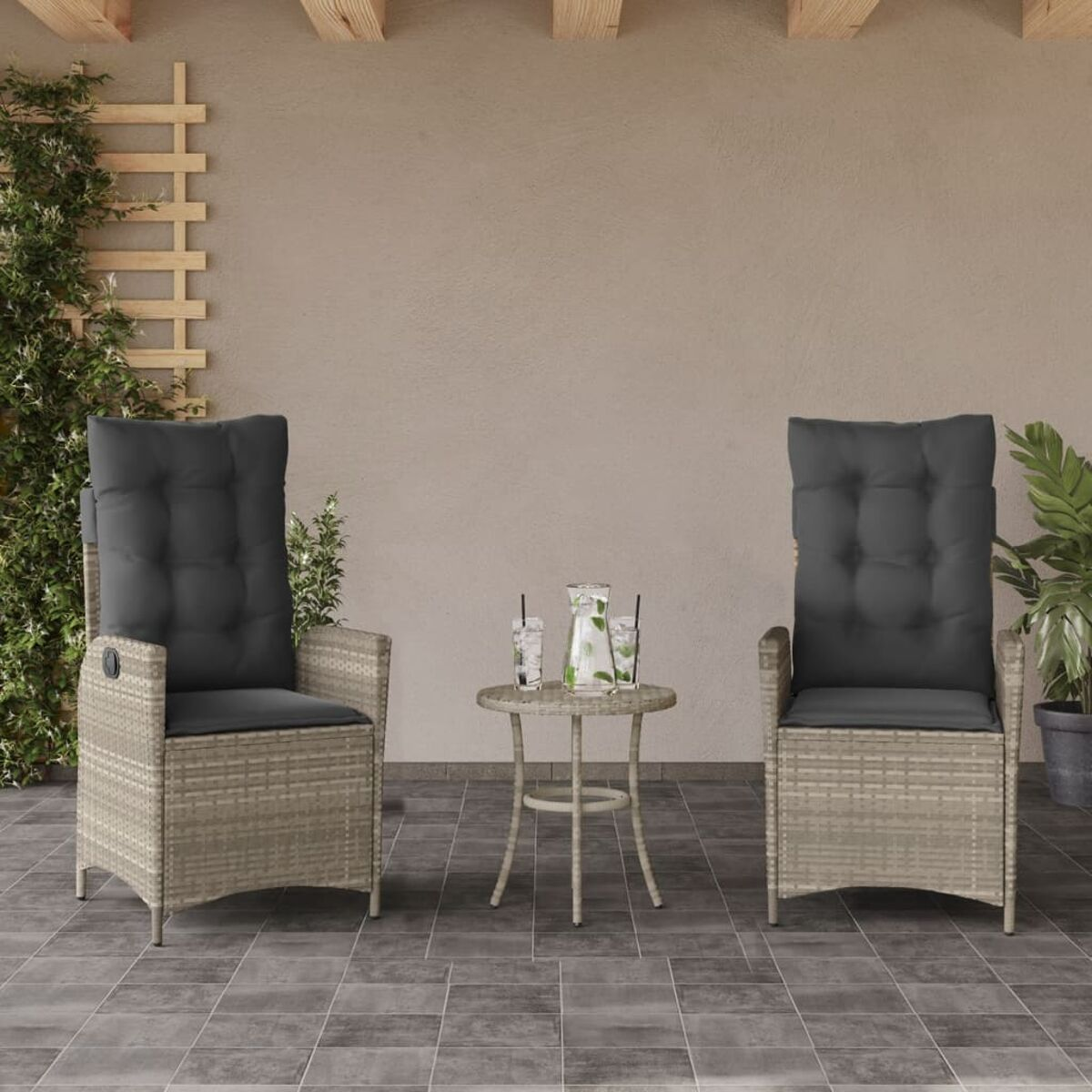 Ambientazione patio con due sedie ad alto schienale e un tavolino, tutto in un design grigio intrecciato.