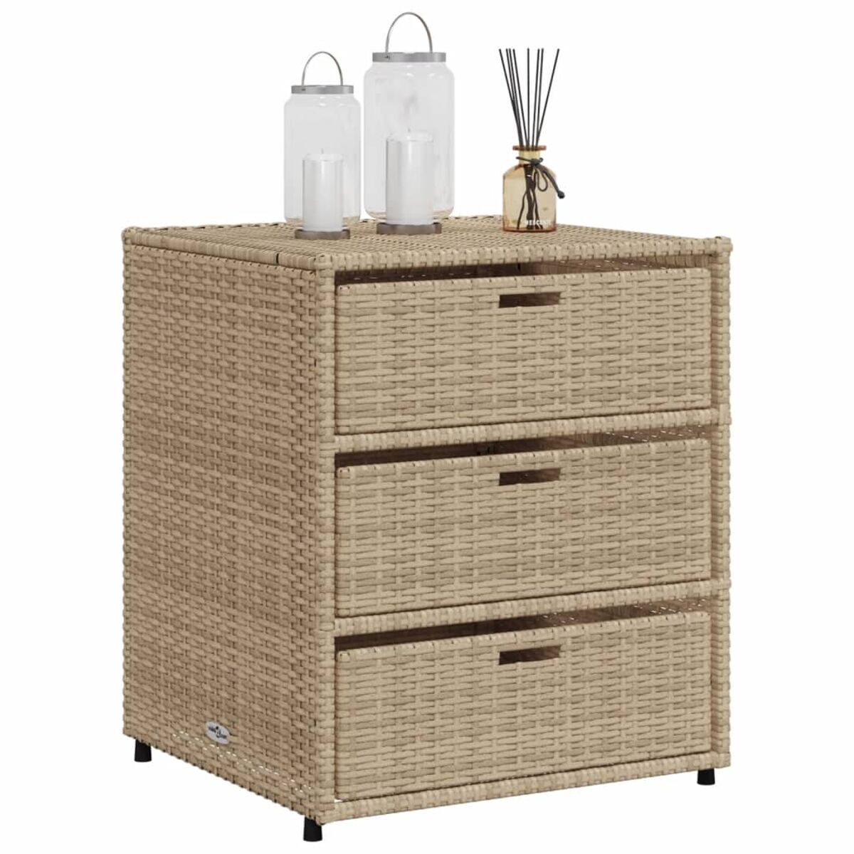 Korbgeflecht-Schrank mit drei Schubladen und dekorativen Gegenständen oben. Beige, mit schwarzen Beinen.
