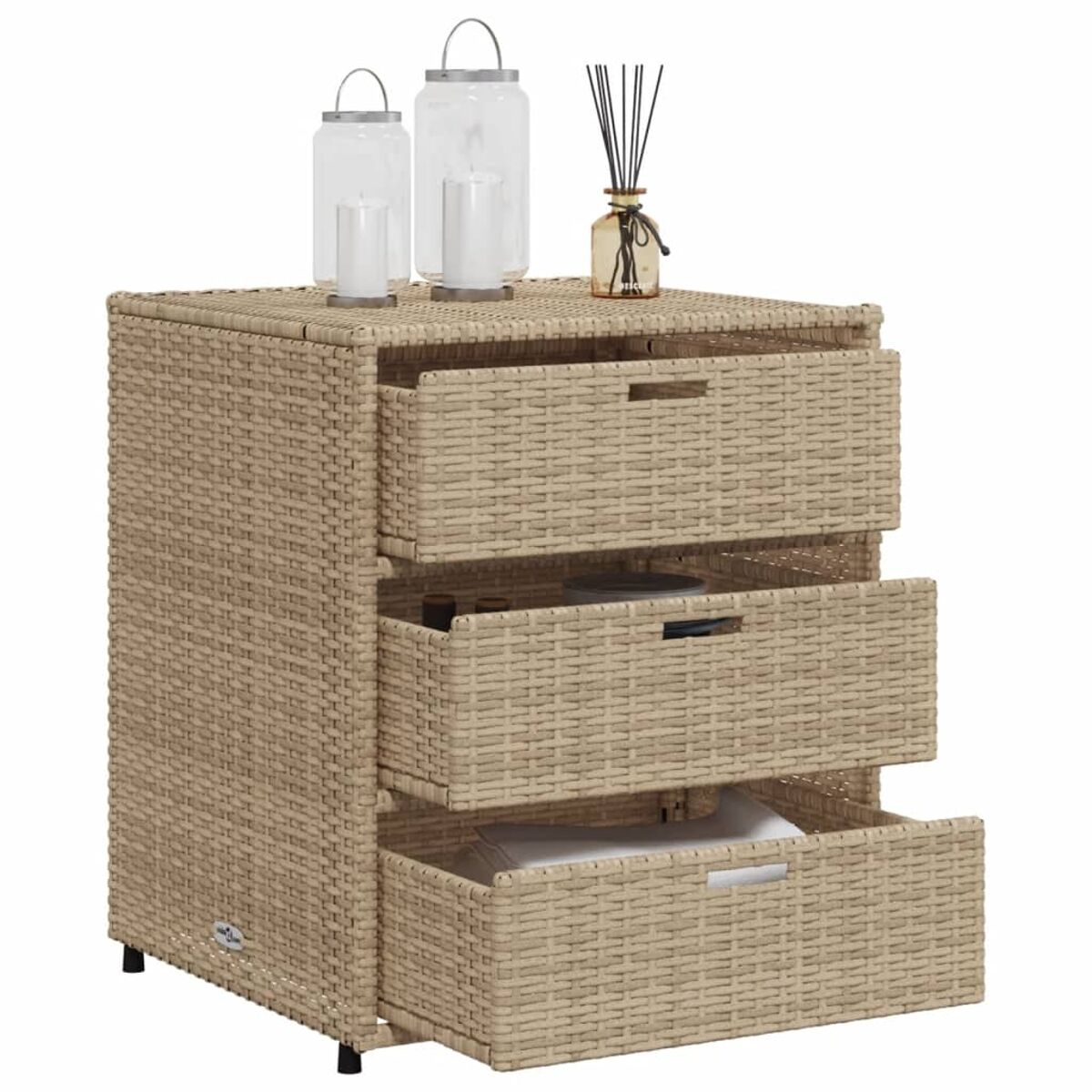 Nachttisch aus Rattan mit drei Schubladen. Drei offene Schubladen. Glaslaternen oben.