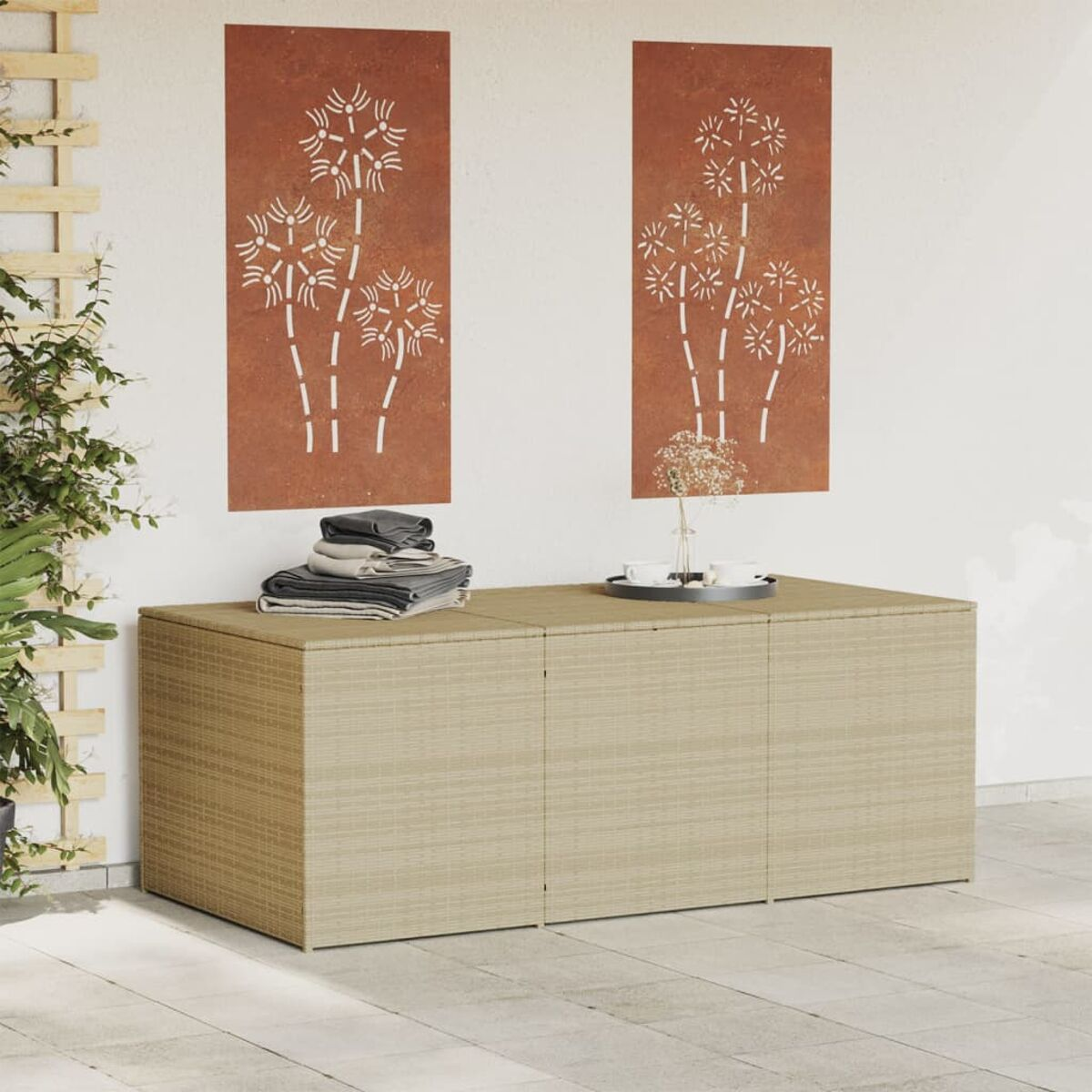 Outdoor-Aufbewahrungsschrank mit drei Sektionen. Zwei Paneele mit Baumdesigns an der Wand.