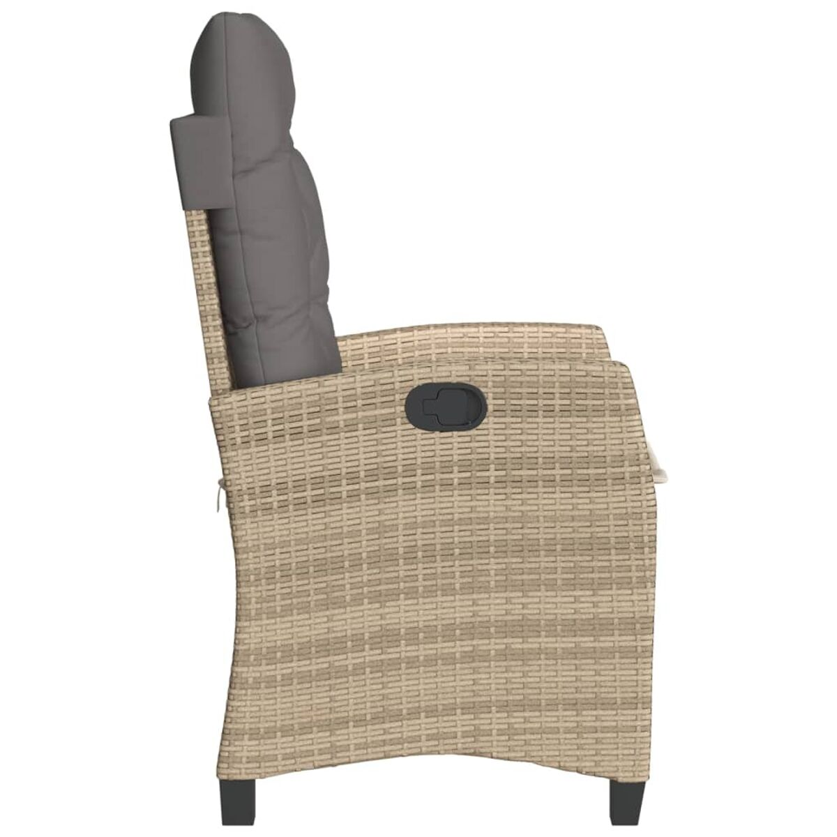 Seitenansicht eines Rattanstuhls mit grauem Kissen, auf weißem Hintergrund.