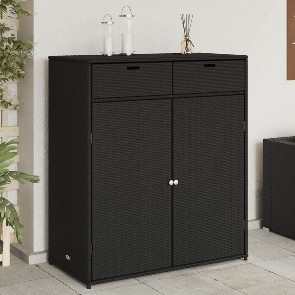 Schwarzer Outdoor-Stauschrank. Zwei Schubladen, zwei Türen. Weißer Griff und Deckel.