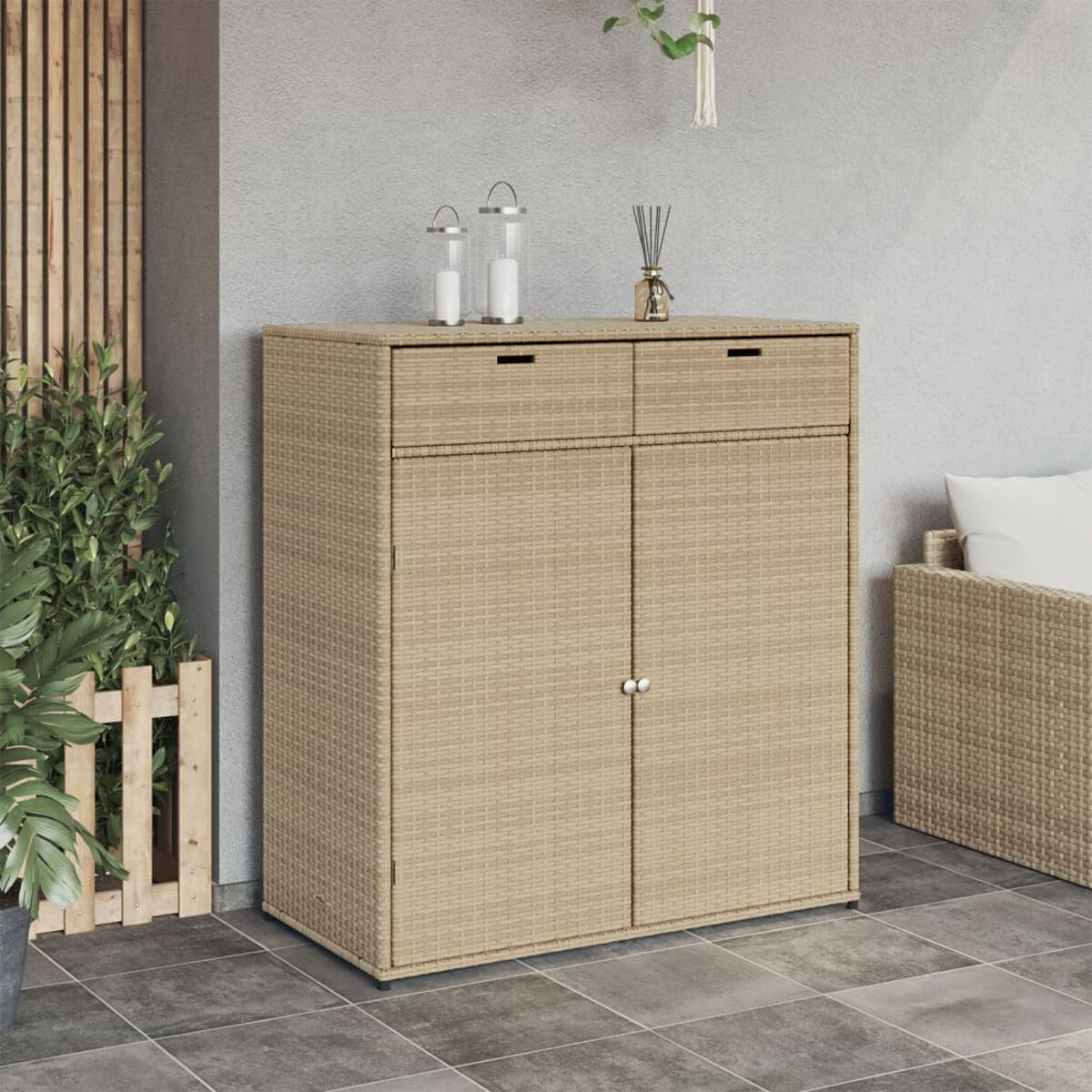 Wicker-Schrank. Beige, mit zwei Schubladen und zwei Türen. Terrasse.