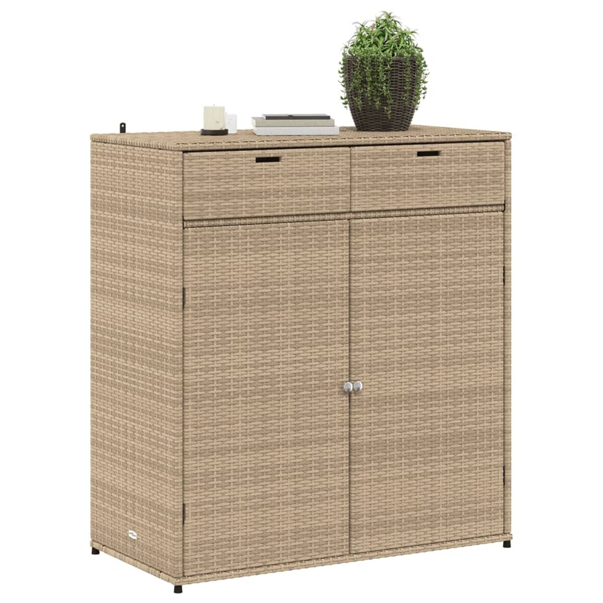 Ein Rattan-Schrank mit zwei Schubladen und zwei Türen. Er hat Deko oben.