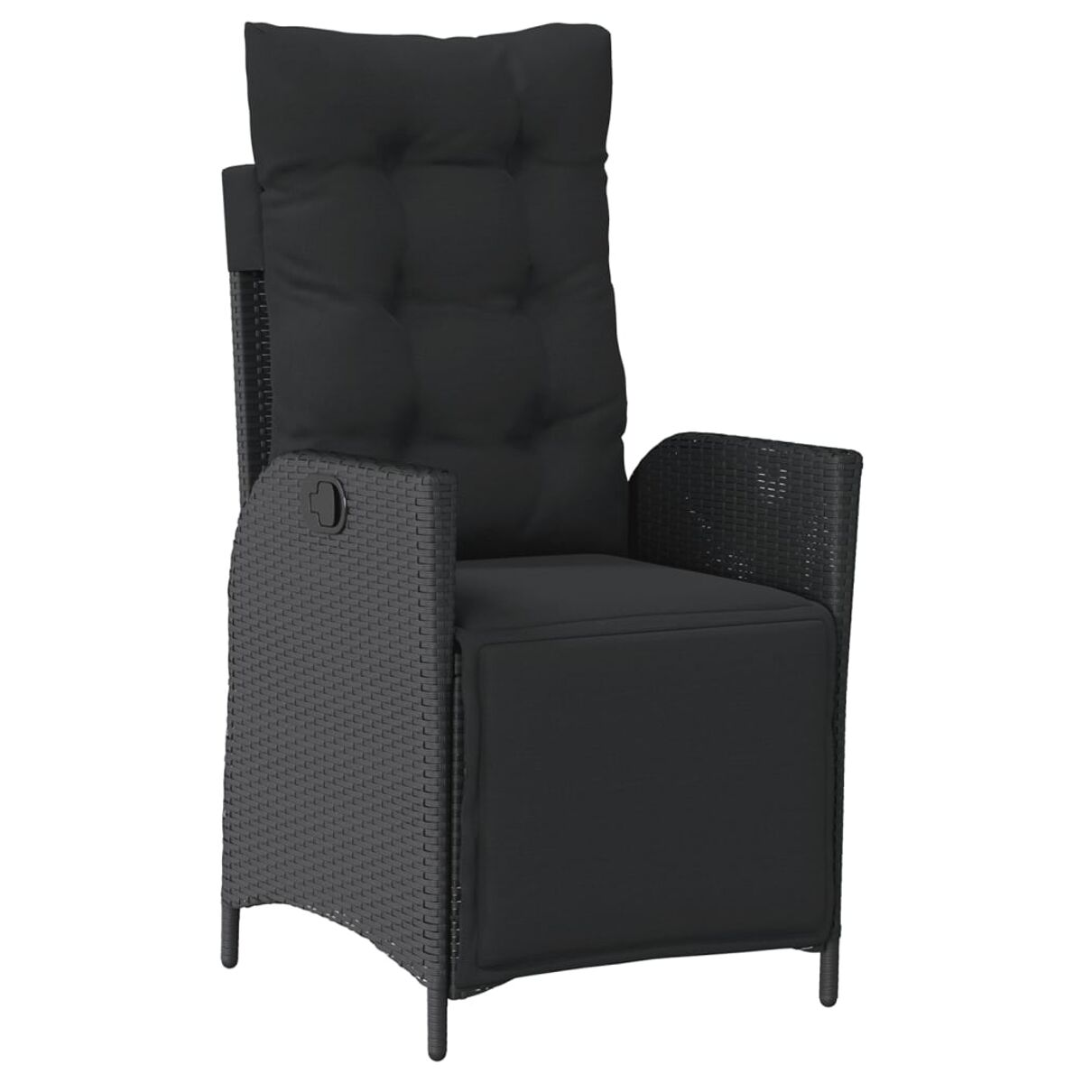 Una sedia da esterno in rattan nero con schienale alto e cuscino nero su sfondo bianco.