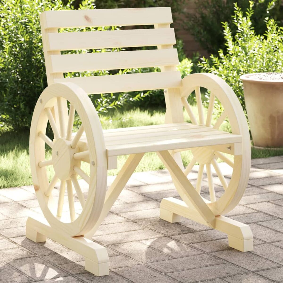 Ein hellfarbiger Holzstuhl mit zwei radförmigen Seiten. Er steht auf einer Ziegelterrasse.