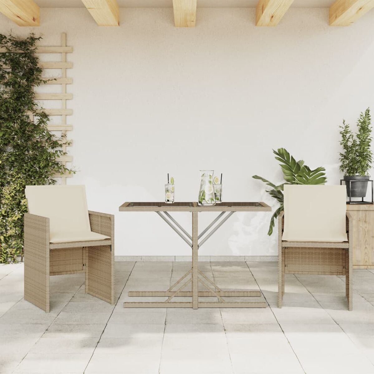 Essgruppe für draußen: Tisch mit Getränken und zwei Stühle. Beige Webung, weiße Kissen.