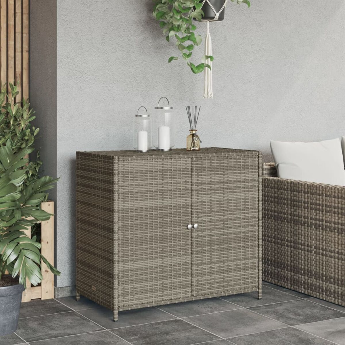Ein kleiner, brauner Weidenholzschrank mit zwei Türen, der auf einer Terrasse steht.