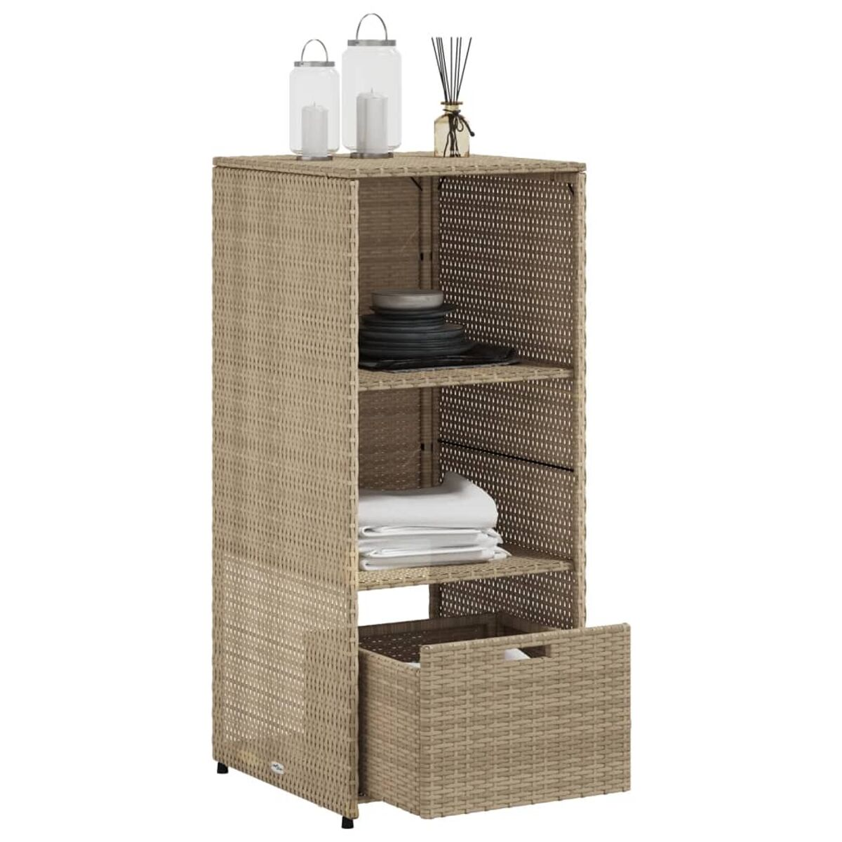 Weidenholzschrank mit Regalen und einer Schublade. Er hat Kerzen und Deko oben drauf. Beige Farbe.