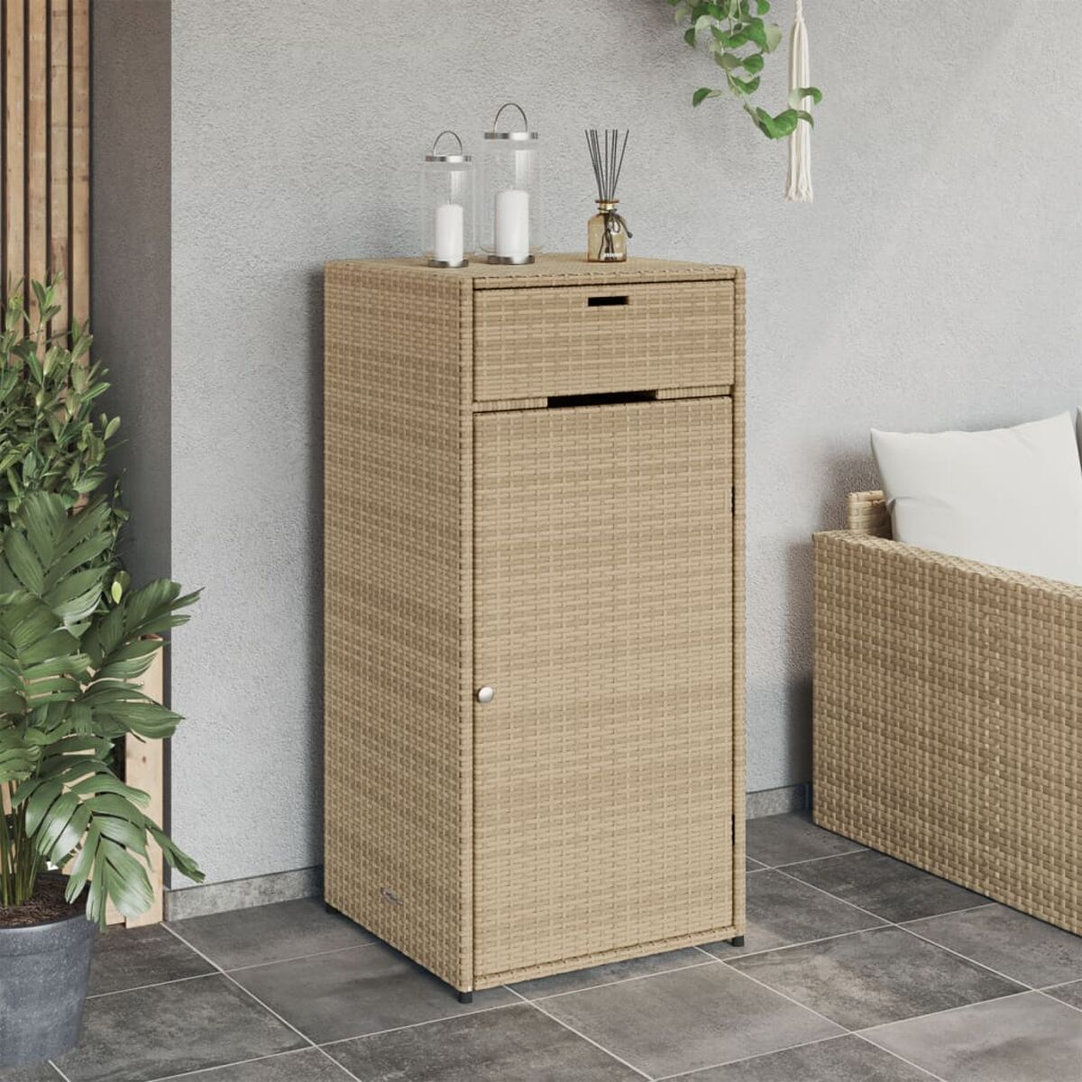 Beiger gewebter Schrank mit Schublade, Tür und zwei Kerzenhaltern aus Glas.
