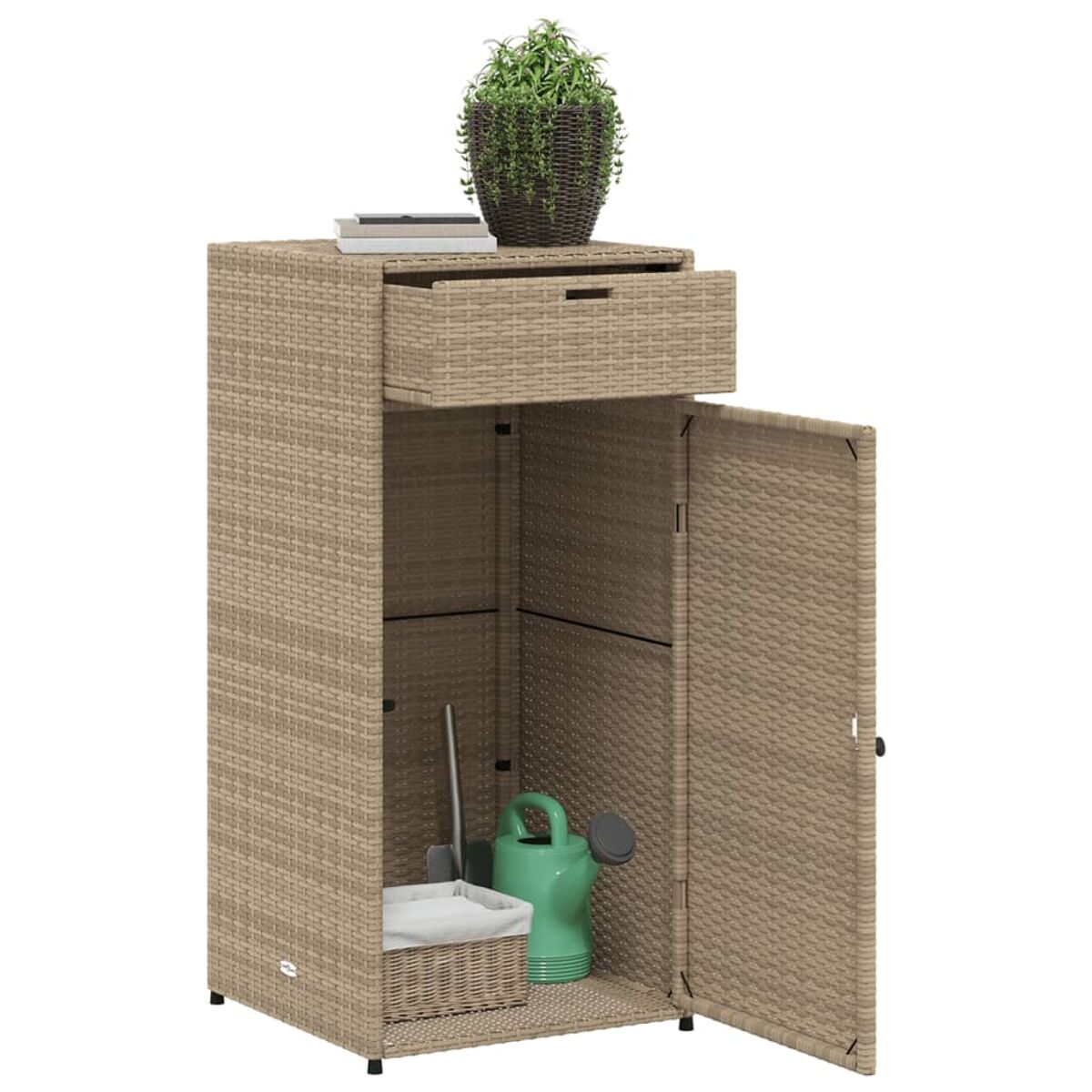 Ein Rattanschrank mit Schublade und geöffneter Tür. Eine Pflanze und eine Gießkanne sind drin.