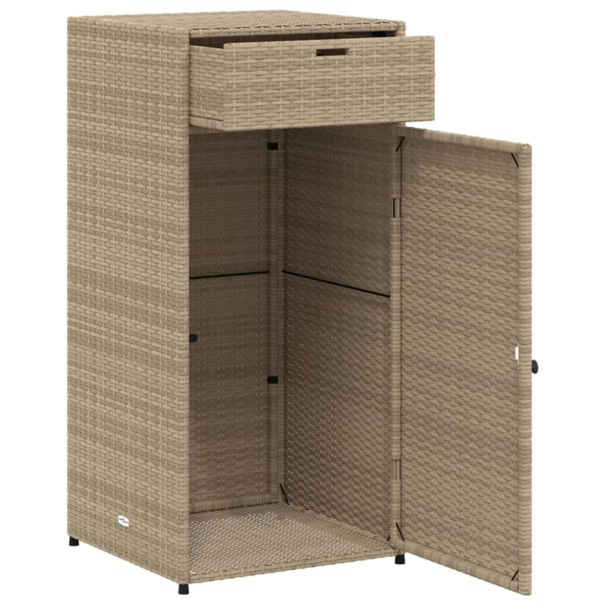 Ein Rattan-Aufbewahrungsschrank mit einer Schublade und zwei offenen Türen. Auf weißem Grund.