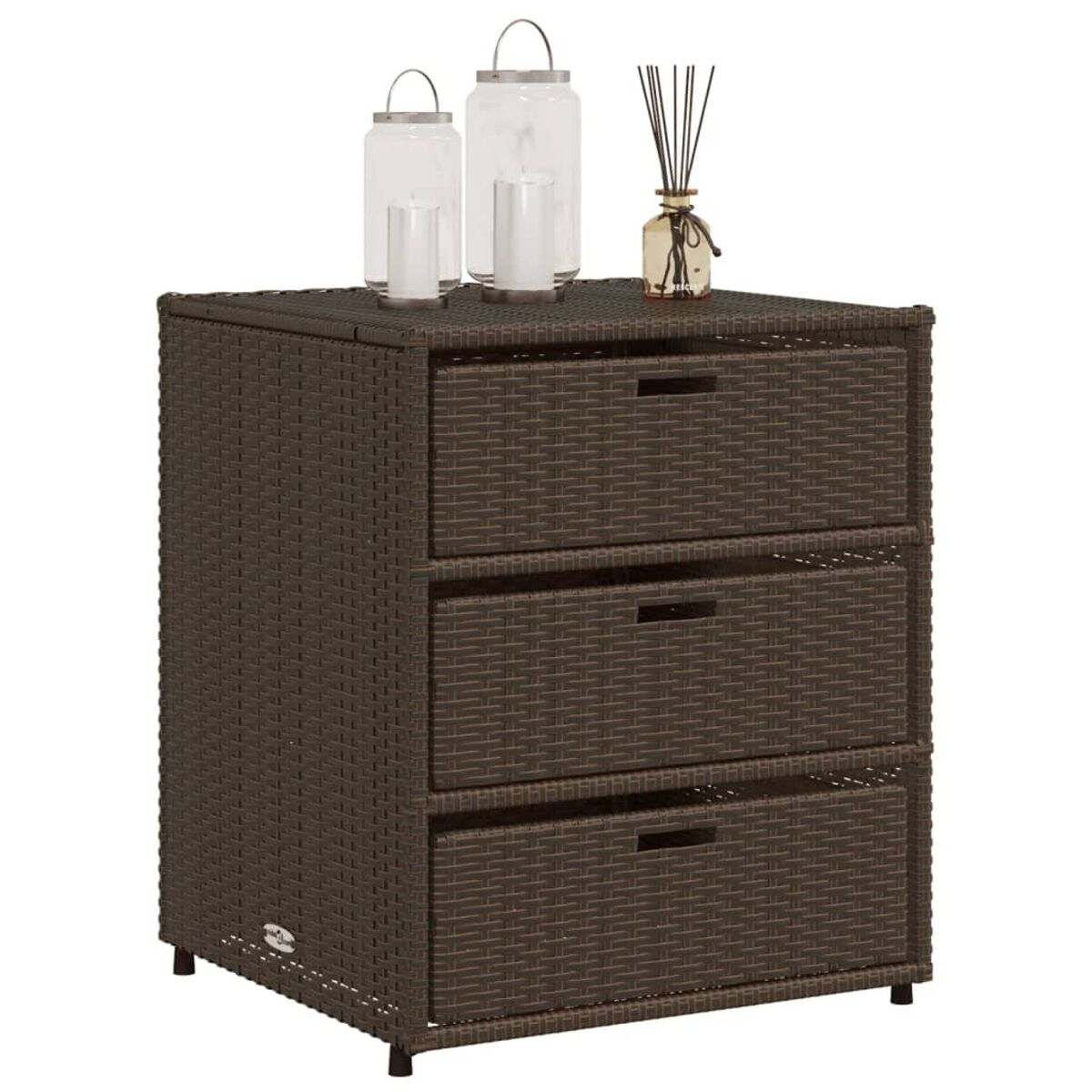 Brauner Rattanschrank mit drei Schubladen. Glasbehälter und Diffusor oben. Weißer Hintergrund.