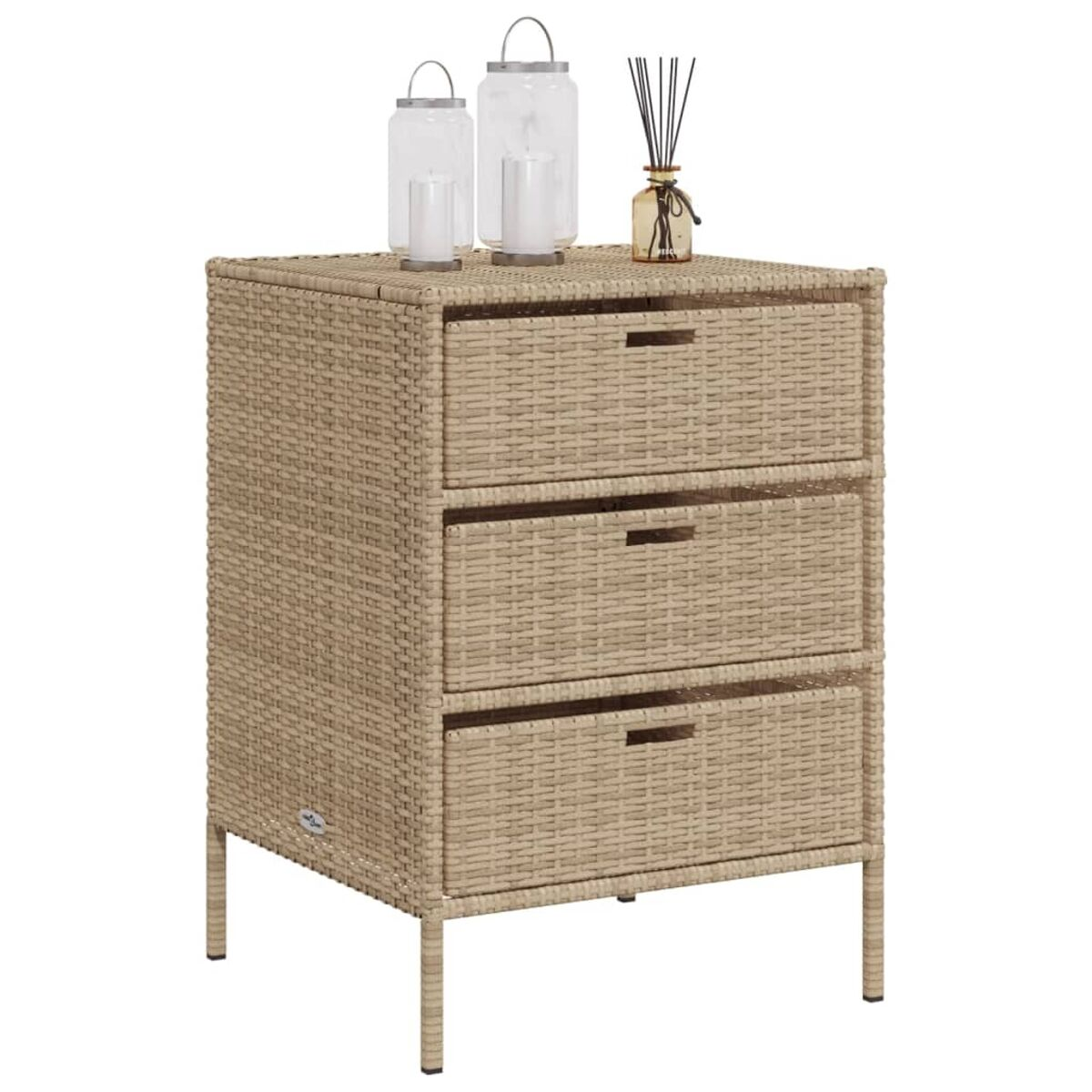 Beigefarbener Schrank im Rattan-Stil mit drei Schubladen und Glasdekorationen.