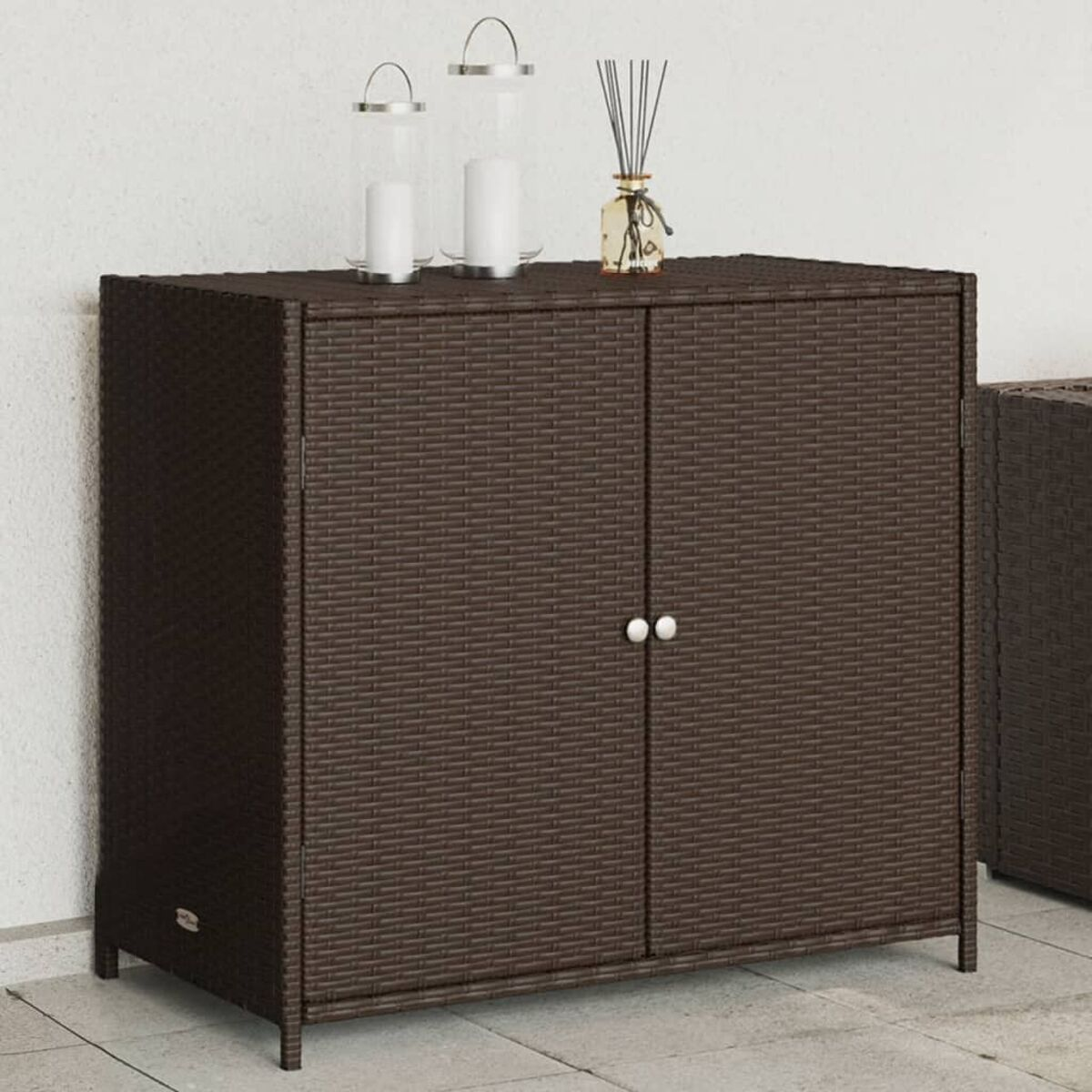 Korbschrank mit zwei Türen. Oben befinden sich Kerzen und ein Diffusor.