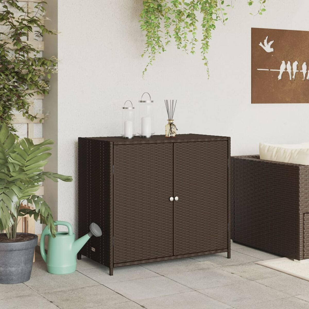 Brauner Weidenkorb-Schrank mit zwei Türen, Kerzen und einer Pflanze. Hängepflanzen.