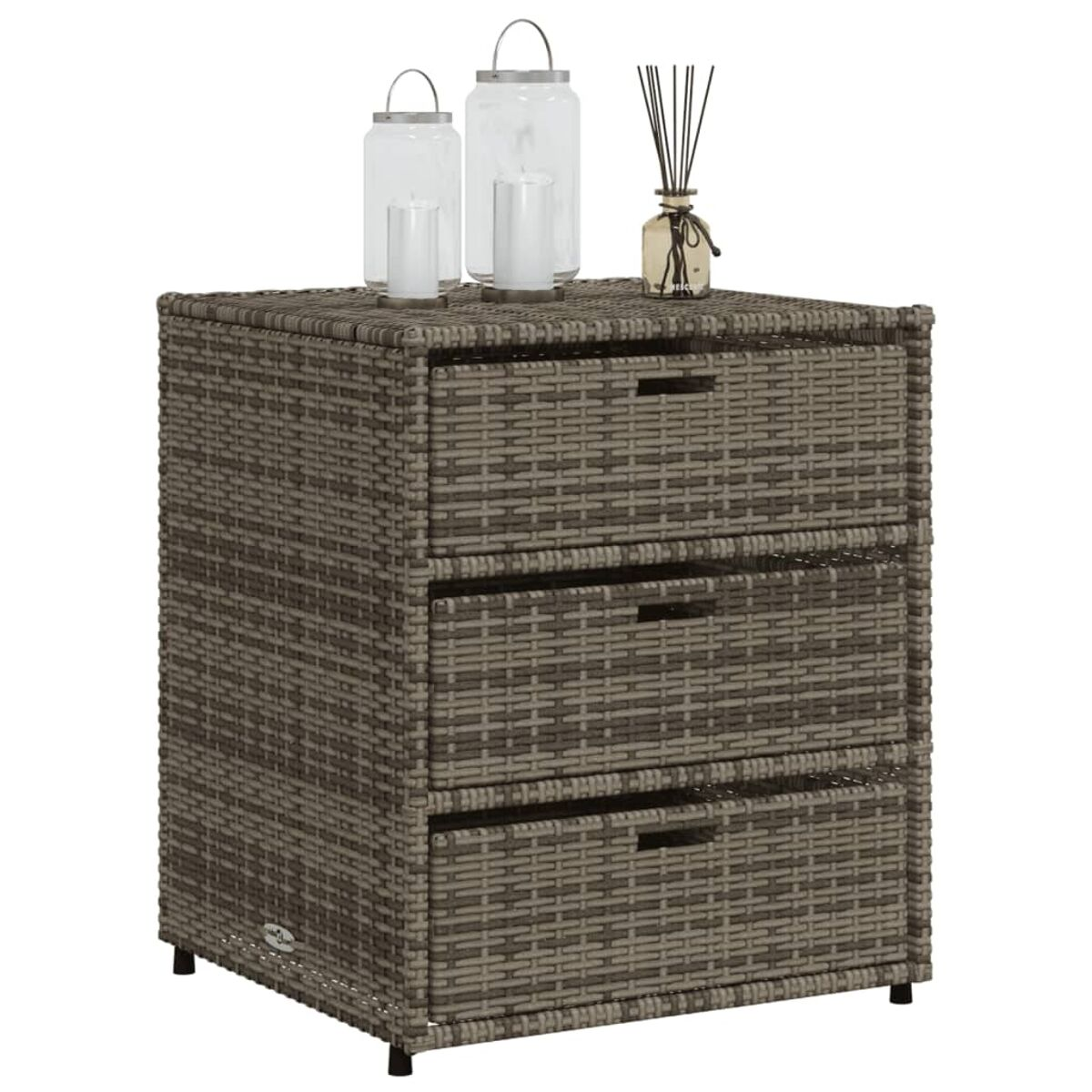 Weidenkorb-Schrank mit drei Schubladen, Kerzen und Deko. Beige Farbe, offene Schubladen.
