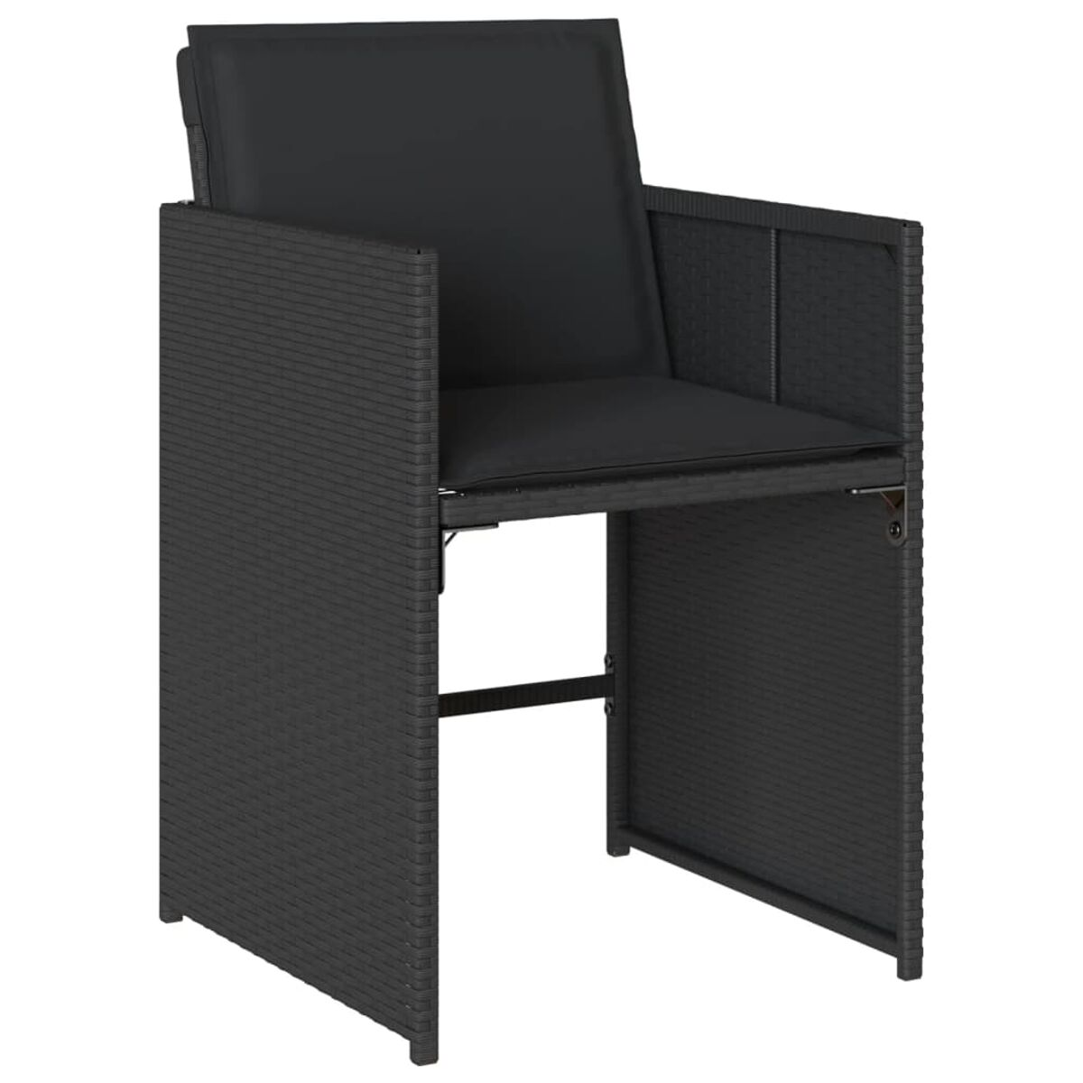 Schwarzer Outdoor-Stuhl aus Korbgeflecht mit schwarzem Kissen. Nahaufnahme.