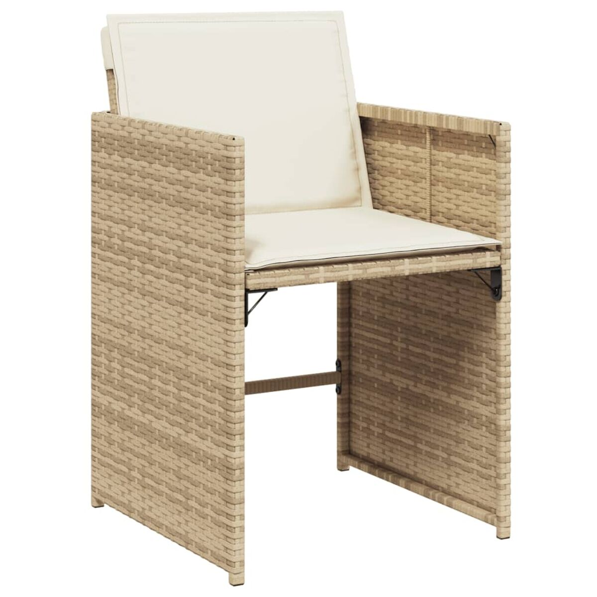 Beiger Outdoor-Stuhl aus Korbgeflecht mit cremefarbenem Kissen. Der Stuhl hat Armlehnen.