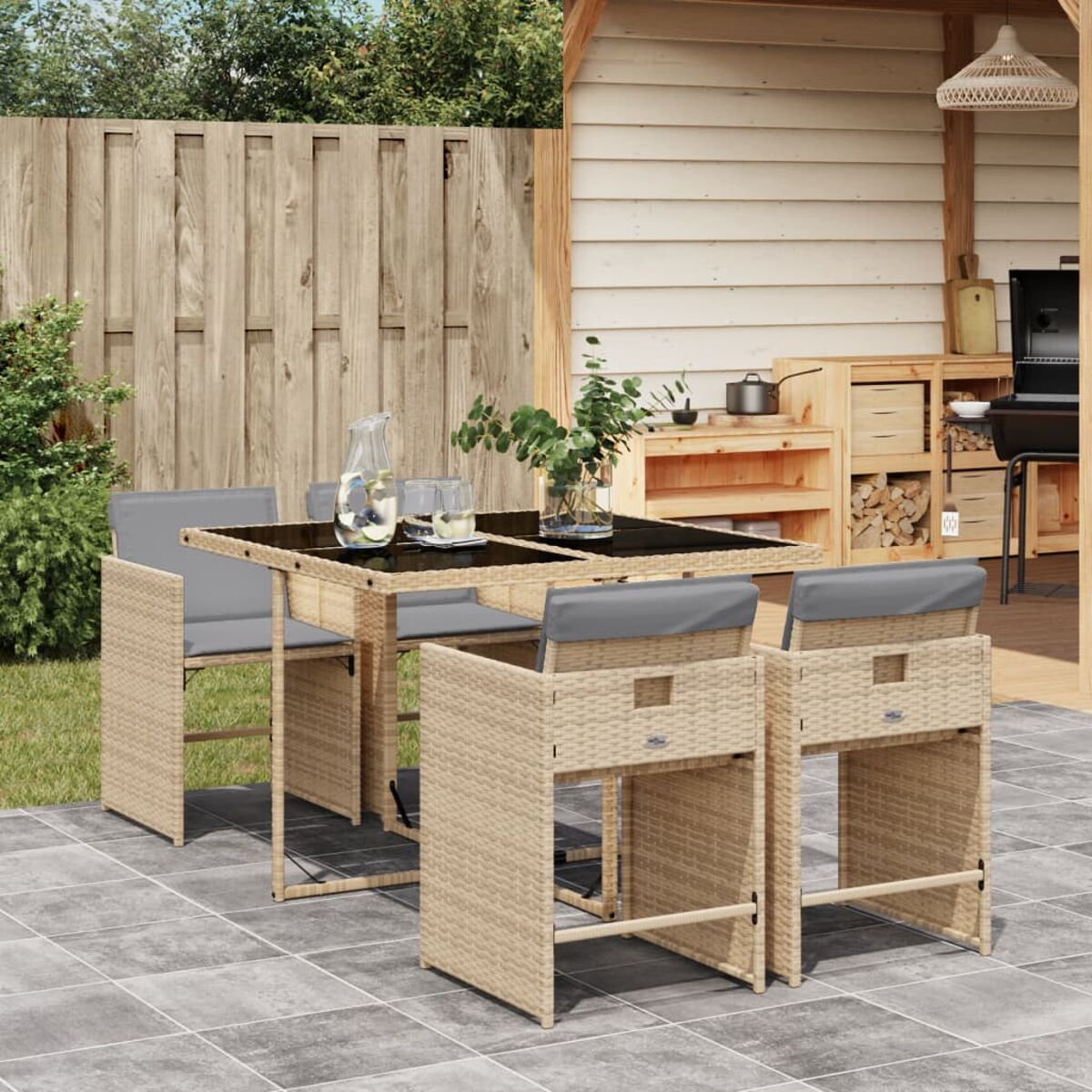 Set da patio con sedie e tavolo. È visibile una struttura in legno.