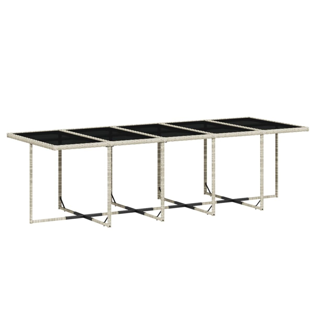 Un tavolo da pranzo per esterni con piano in vetro e struttura intrecciata, montato con gambe e traverse.