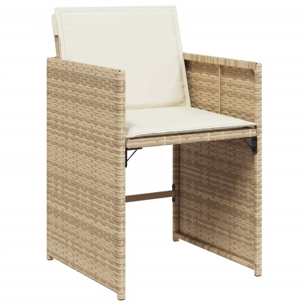 Outdoor-Stuhl aus Korbgeflecht mit weißem Kissen. Beige Korbgeflechtfarbe.