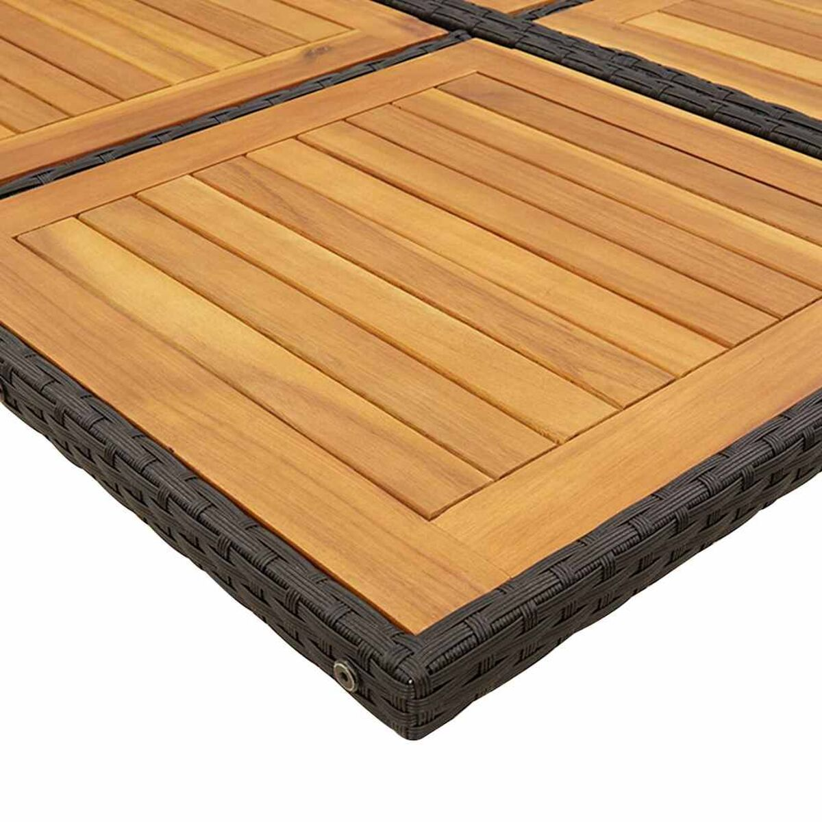 Primo piano di un piano del tavolo quadrato in legno con bordo intrecciato, in legno.