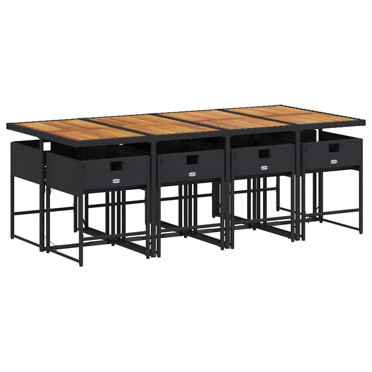 Set da pranzo per esterni con tavolo in legno e sedie in vimini nere. Il tavolo ha un bordo intrecciato.