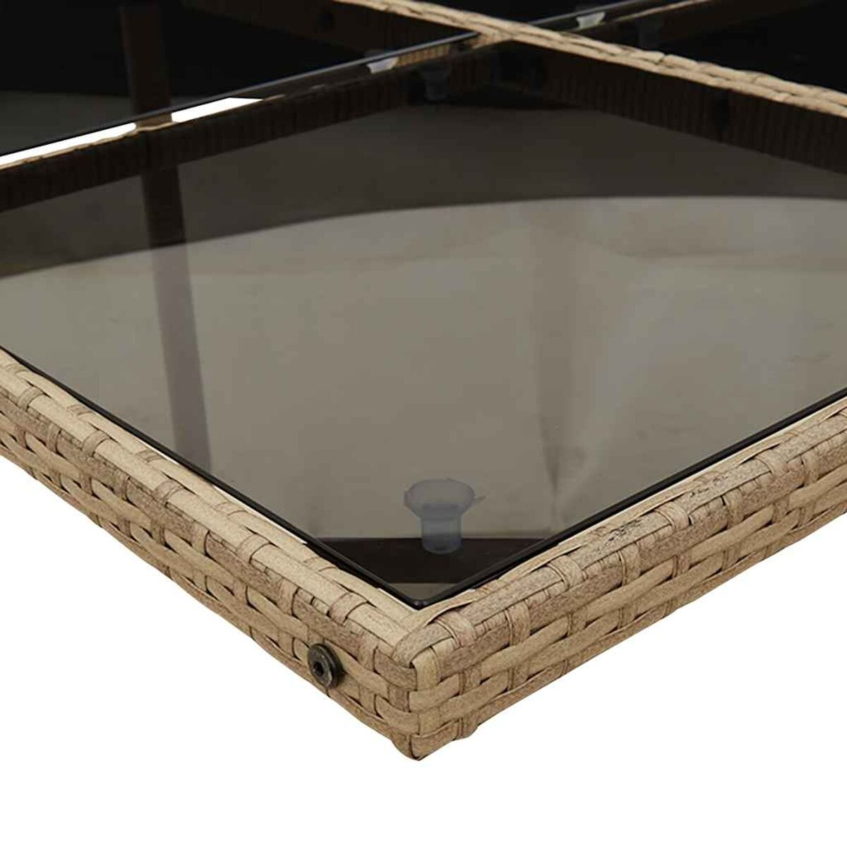 Tavolino quadrato con piano in vetro e struttura in rattan intrecciato. Il telaio è chiaro.