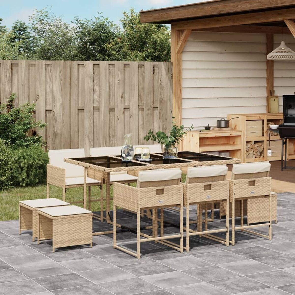 Set da pranzo all'aperto con tavolo, sedie e sgabelli, con una terrazza in legno.