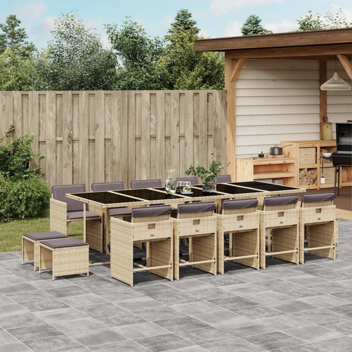 Essgruppe für den Außenbereich mit Tisch, Stühlen und Hockern auf einer Terrasse.