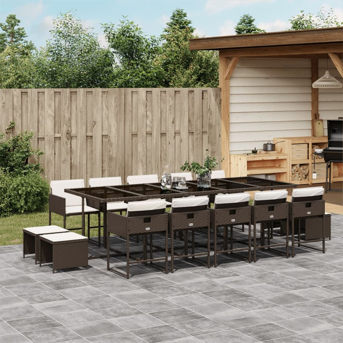 Set da pranzo in rattan per esterni: tavolo, sedie e sgabelli. Patio.