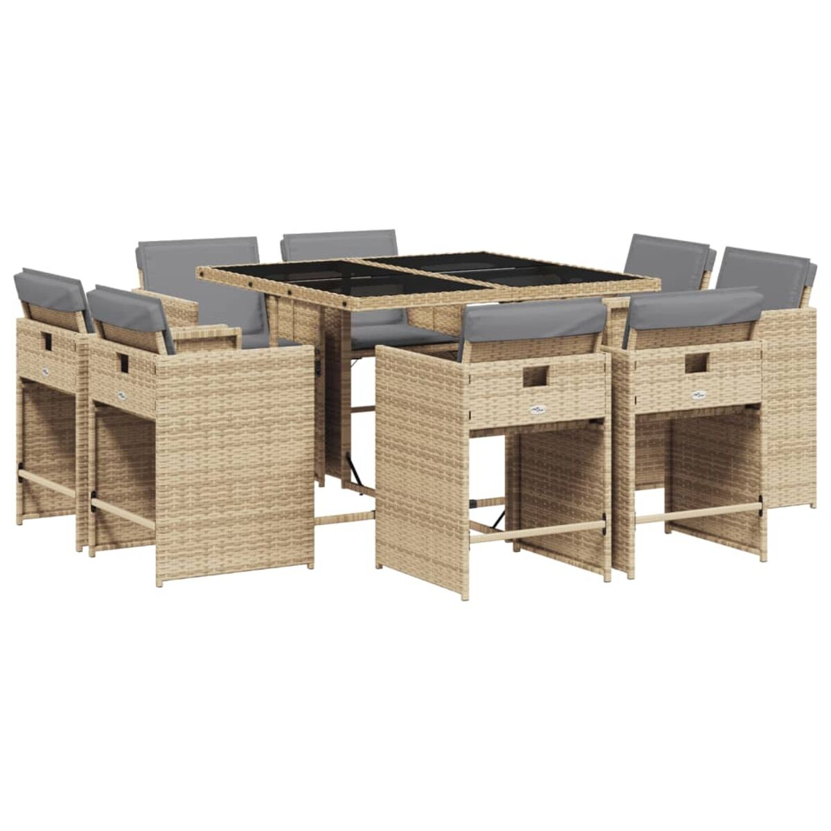 Set da pranzo da esterno in rattan beige. Include tavolo, sedie con cuscini grigi e sgabelli.