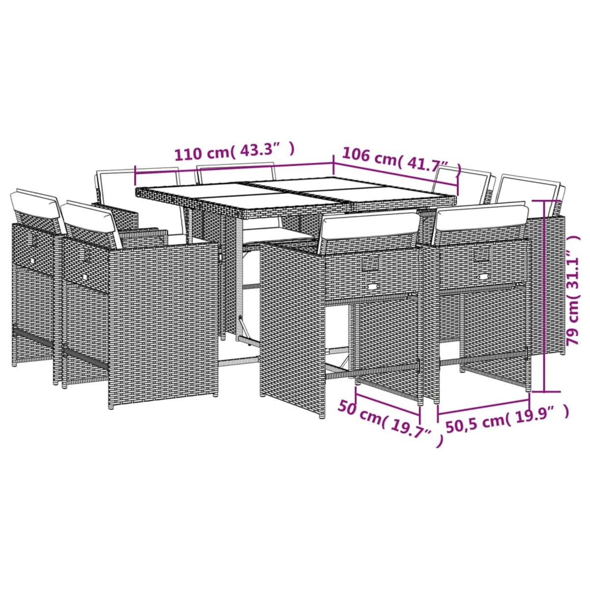 Set da pranzo da esterno con sedie tessute e un tavolo. Le dimensioni sono espresse in cm. Cuscini bianchi.