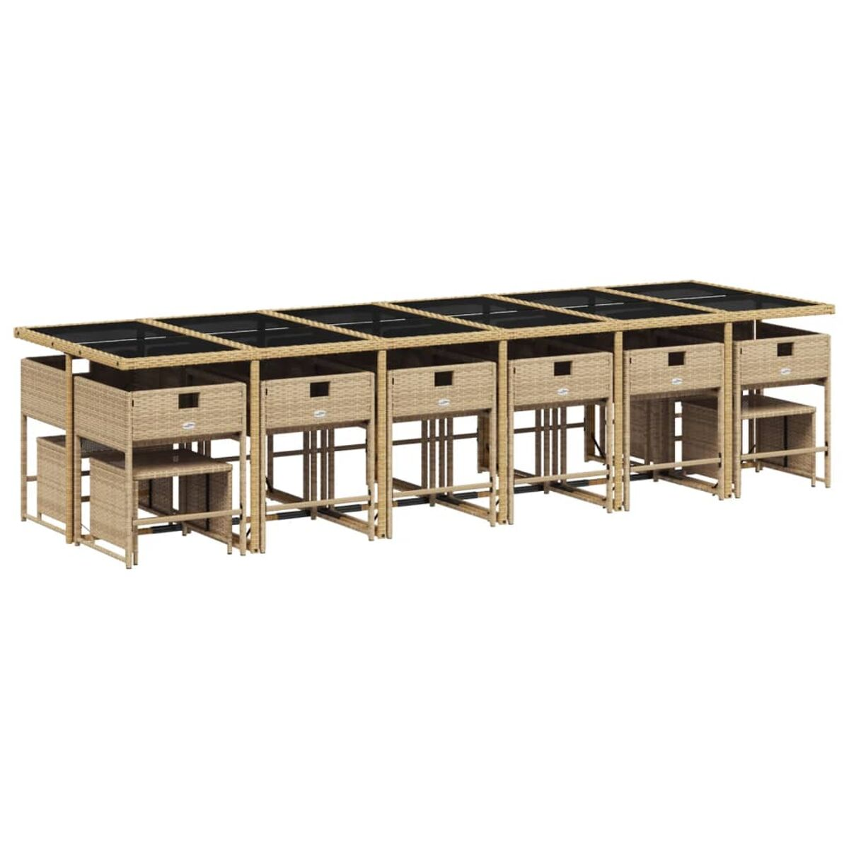 Lungo set da pranzo all'aperto con sedie intrecciate e tavolo marrone chiaro. Il set è su un patio.