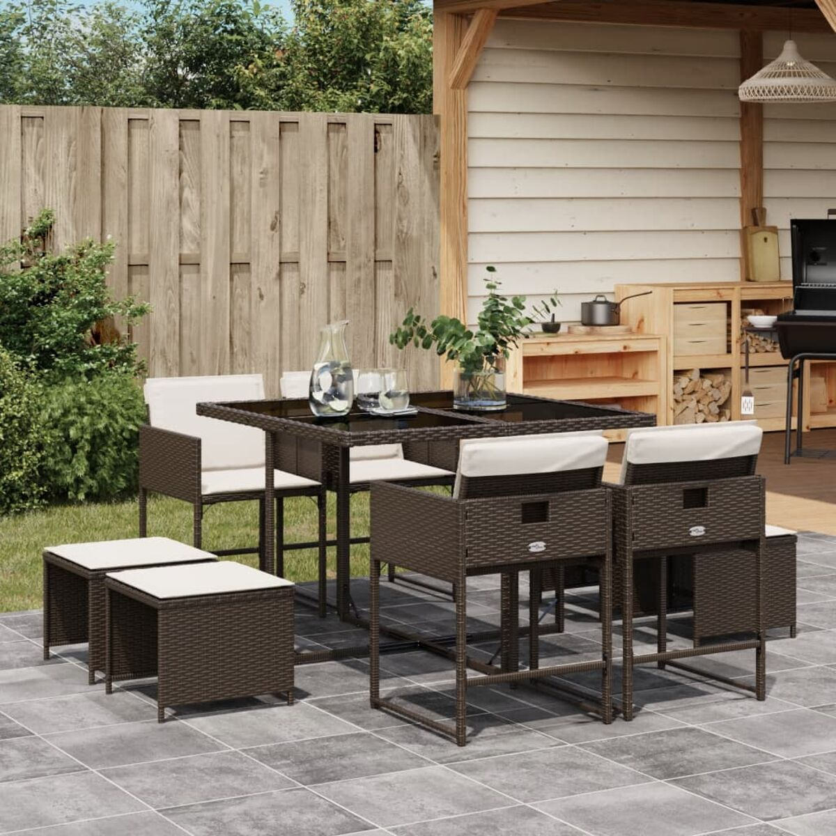 Set patio esterno con tavolo quadrato e sedie. Include un capannone in legno.