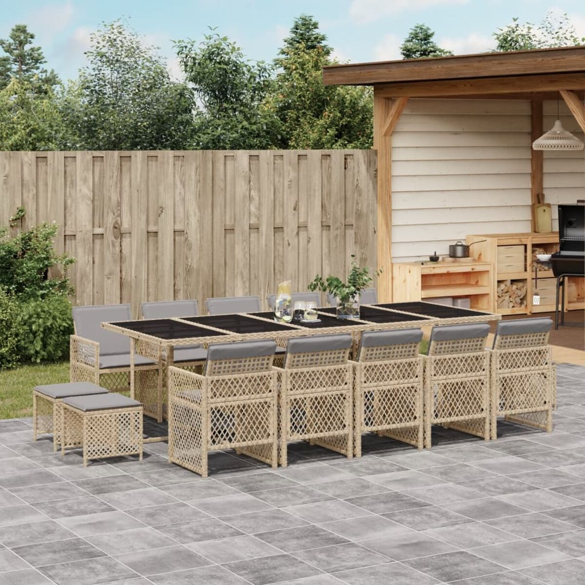Essgruppe im Freien mit großem Tisch und Stühlen auf einer Terrasse. Die Stühle sind grau, draußen.
