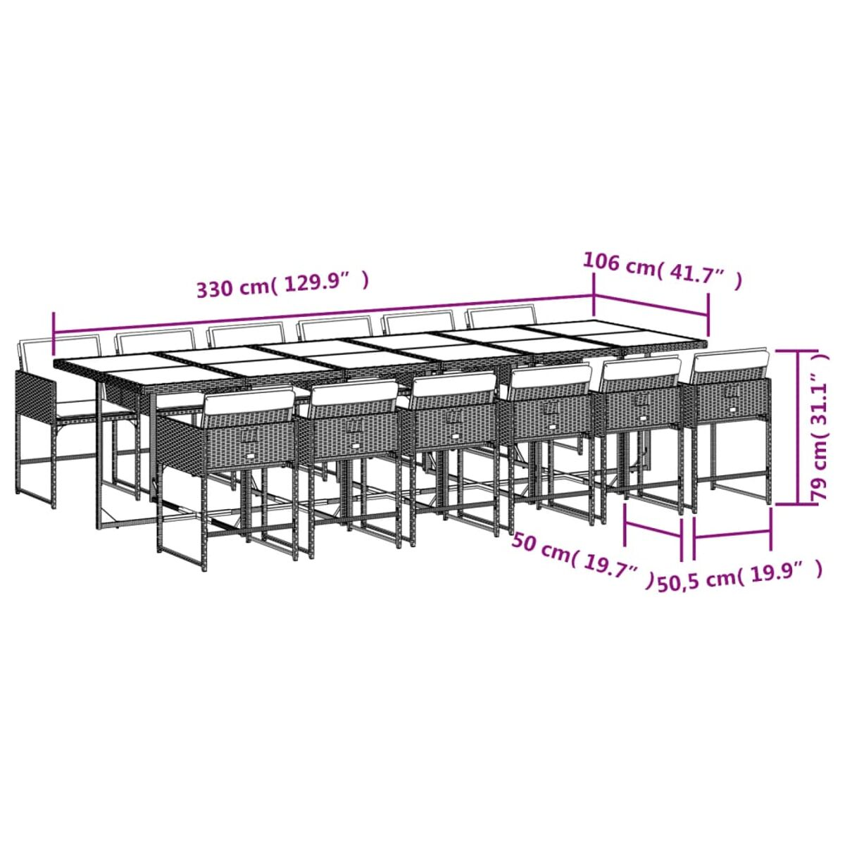 Set da pranzo all'aperto con più tavoli e sedie. Le dimensioni sono segnate. Patio grigio, sfondo con recinzione in legno.