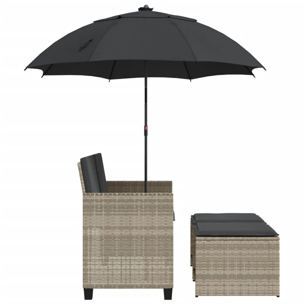 Set da esterno con ombrellone grigio e sedia con cuscini. Include due sgabelli. Sfondo bianco.