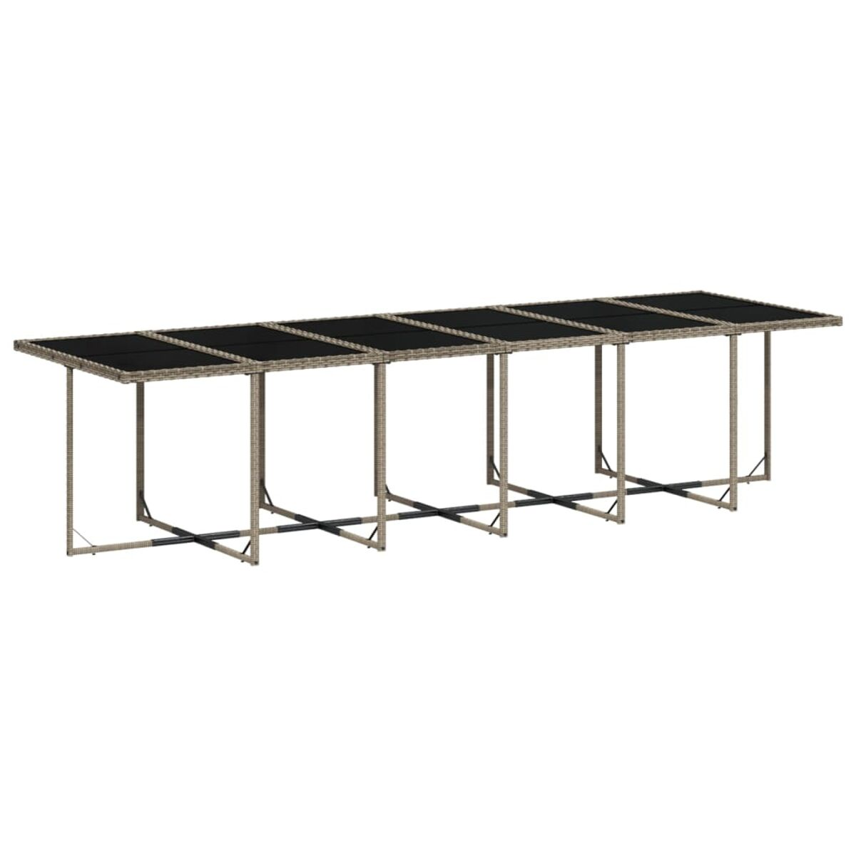 Tavolo lungo in rattan con piano in vetro scuro. Il tavolo ha gambe a forma di croce.