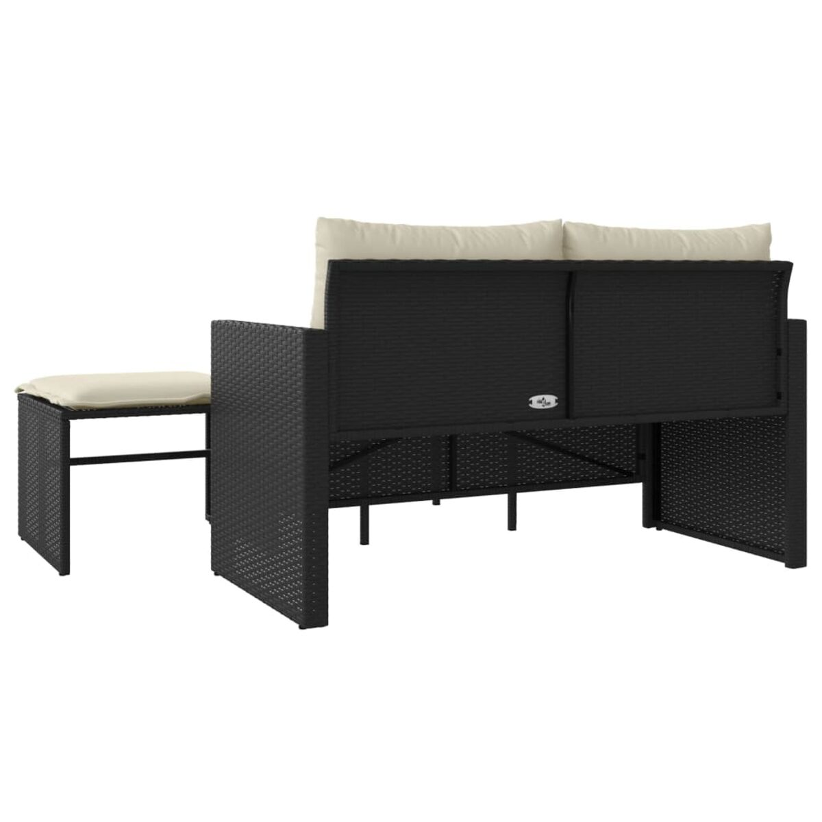 Divano in rattan nero con cuscini color crema e pouf abbinato. Vista posteriore.