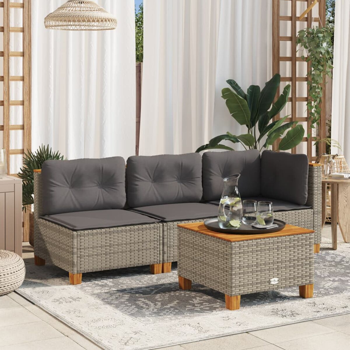 Weiden-Ecksofa für den Außenbereich mit grauen Kissen und einem kleinen Tisch, alles auf einem Teppich.